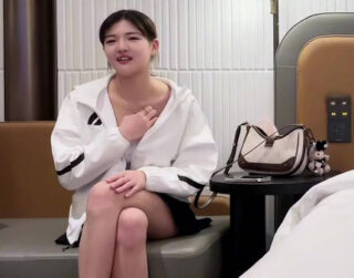 Today I made an appointment with a 19-year-old northern girl with a tall figure and long legs-7BOSS