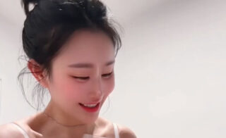 tide Mengyao puts urine in a wine glass and drinks it—she knows how to enjoy it!