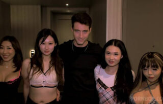 Chinese blogger Lin Qianye and Su Yinghua, along with four top Asian goddesses, engaged in a wild and chaotic group sex session, with the two women experiencing intense orgasms and spraying their semen all over the bed.