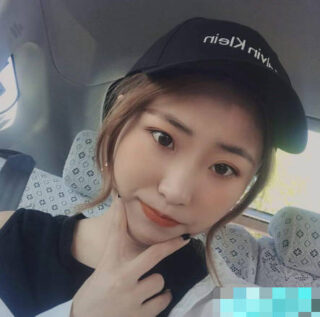 Cuckold man finds a designated driver to play with his wife Li Yuxin