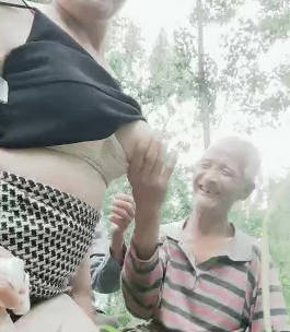 Sister Yan went to the countryside to seduce rural old men for outdoor sex. She found 3 old men for a 4P and gave them Red Bull to replenish their energy.