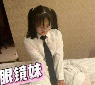 Big tits female high school student skips school to date her boyfriend outside the school – affectionate little Lu Bu