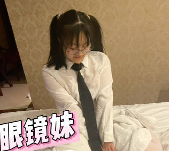 Big tits female high school student skips school to date her boyfriend outside the school – affectionate little Lu Bu