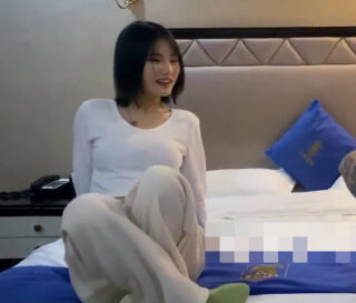 Licking tits and playing with pussy, short-haired girl gasps for mercy-Xiao Wen Tanhua