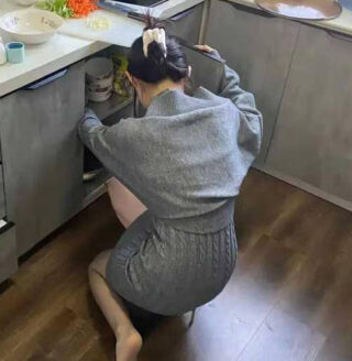 My dad is not at home, I sneaked into my parents’ room and cummed inside my 36-year-old stepmother
