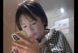 The front of the bar women’s restroom HD candid shot of many high-value goddesses peeing face in the same frame