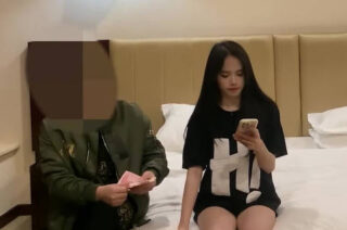 The shy girl with the abalone is about to be released and can be blown away by the eyes – cart tour