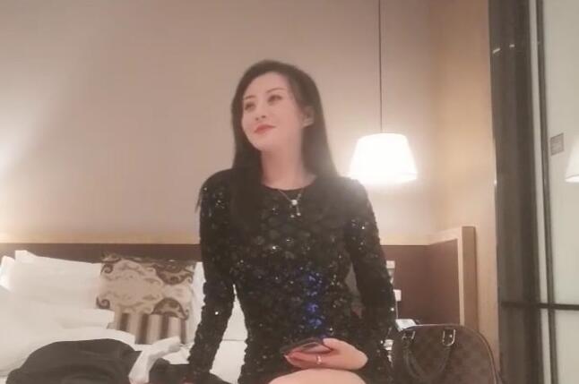 The third-ranking scholar Li Xunhuan (12-8) paid 3,000 to hire a car model, but the car overturned before he could even have sex with her.