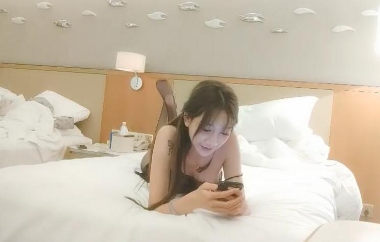 Li Xunhuan, the Third Scholar, November 19 – Hot Dance Show in Black Stockings