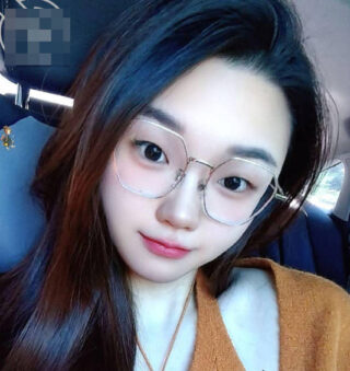 On Christmas Eve, he played with his sister-in-law, who looked just like the celebrity Song Yi, at a hotel.