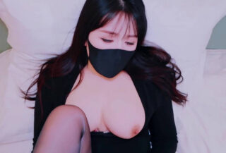 Banana Show xjx644 exposes her panties to seduce her subordinate’s tender white tiger hole and ejaculates.