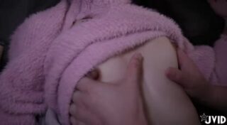 The promiscuous model Ai Yan was completely asleep when she was given aphrodisiac vibrators and experienced multiple orgasms.