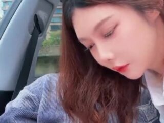 A seductive little vixen, who’s incredibly alluring to men, couldn’t resist having sex with her in the car – Kuan Ge