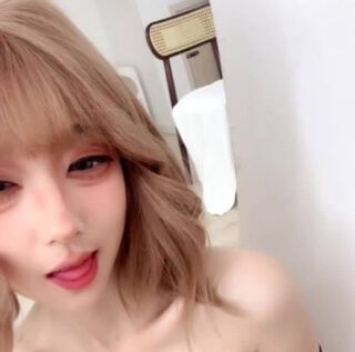 Unprotected sex with a blonde, psychedelic loli girl