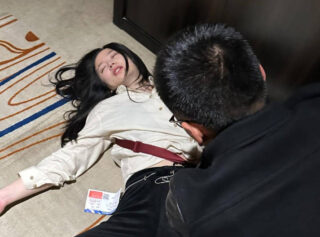 Teacher Miao was repeatedly fucked without a condom and ejaculated inside by a single man, her cunt opening and closing and semen flowing out.