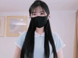 Banana Show xjx755 The housekeeper, unable to control her lust, cleaned my penis with her little mouth.