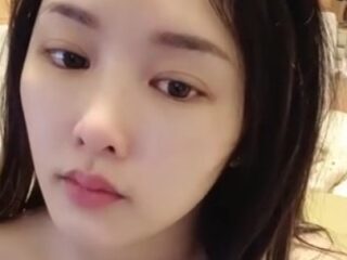 Taiwanese sexy beauty Li Nana did a nude live stream, but no one sent her gifts, and she touched her genitals, feeling utterly hopeless.